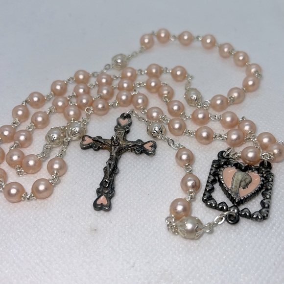 VINTAGE ROSARY WITH WARM PINK PEARL BEADS AND ENAMEL HEART ACCENTS - Picture 8 of 10
